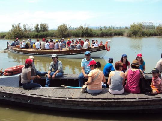 Voluntarios en barcas tradicionales