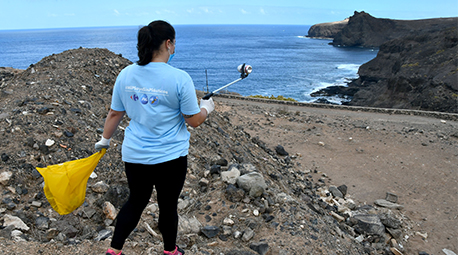 Voluntarios, clientes, colaboradores y submarinistas limpian de residuos la costa canaria de Agaete